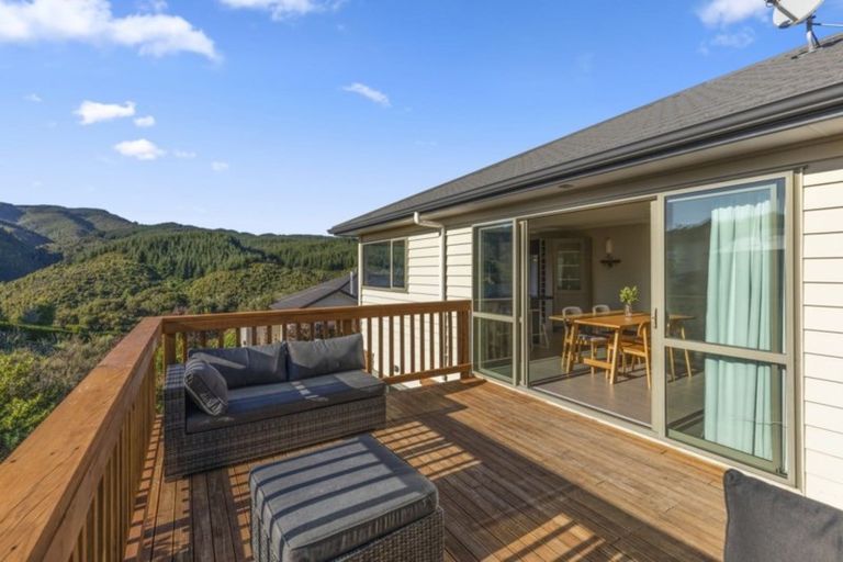 Photo of property in 5 Mcewen Crescent, Riverstone Terraces, Upper Hutt, 5018