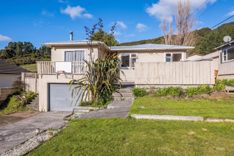 Photo of property in 15 Gardiner Grove, Wainuiomata, Lower Hutt, 5014