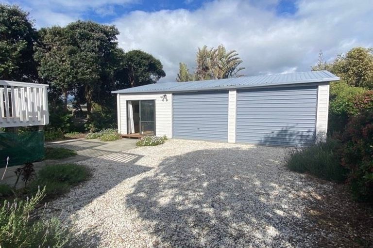 Photo of property in 104 Field Way, Waikanae Beach, Waikanae, 5036