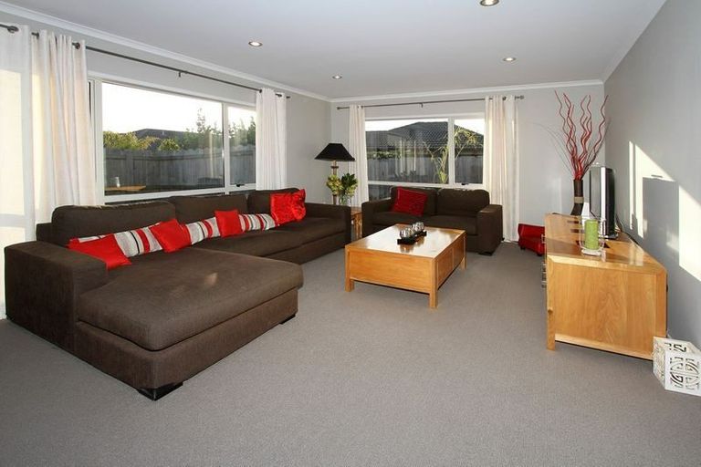 Photo of property in 25 Saltwood Street, Red Beach, 0932