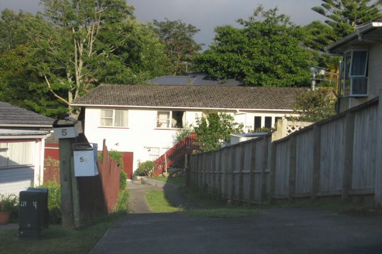 Photo of property in 1/5 Mchardy Place, Glenfield, Auckland, 0627