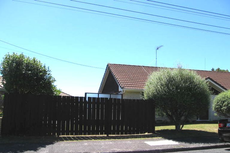 Photo of property in 1/1 Stratford Avenue, Milford, Auckland, 0620