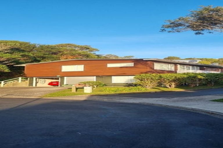 Photo of property in 1/15 Bloomsbury Grove, Newlands, Wellington, 6037