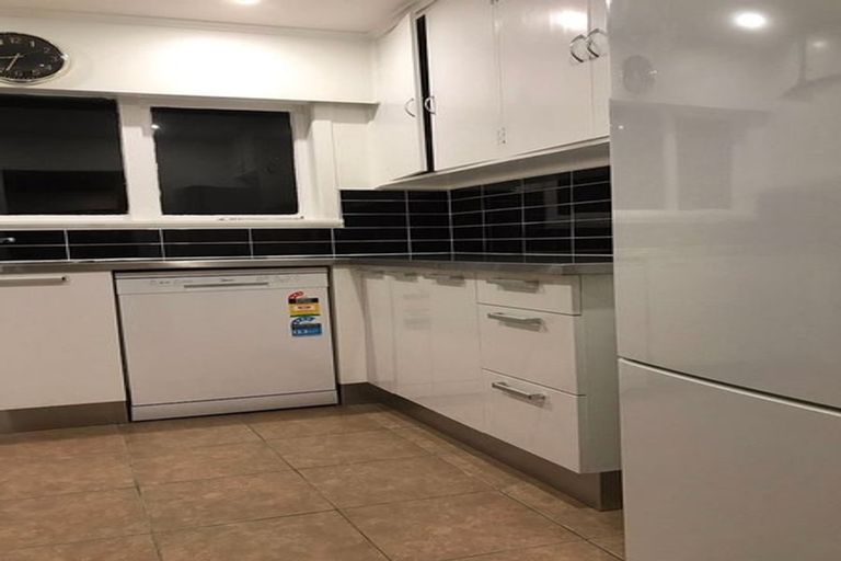 Photo of property in 37 Kenmore Street, Newlands, Wellington, 6037