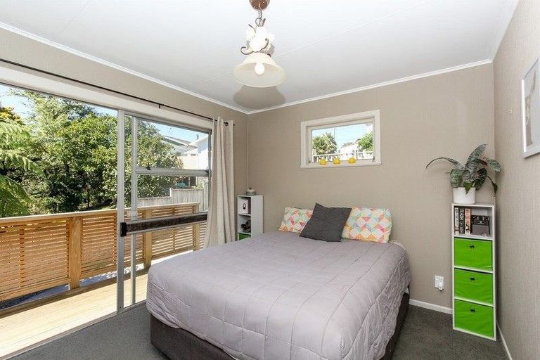 Photo of property in 49a Waiwaka Terrace, Strandon, New Plymouth, 4312