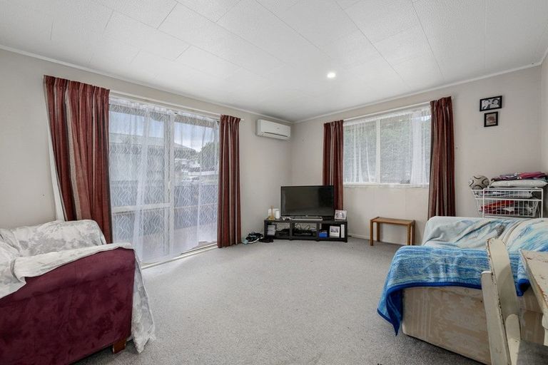 Photo of property in 16 Oaklands Grove, Clouston Park, Upper Hutt, 5018