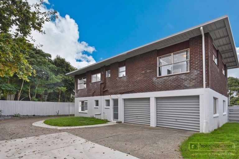 Photo of property in 2/240 Forrest Hill Road, Forrest Hill, Auckland, 0620