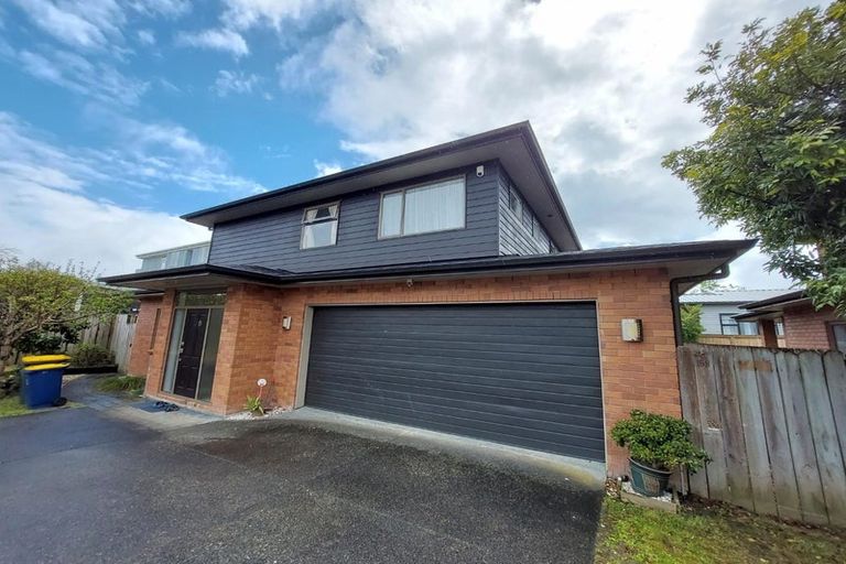 Photo of property in 16h Lincoln Road, Henderson, Auckland, 0610