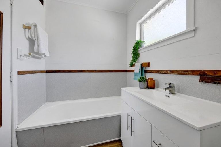 Photo of property in 37 Awanui Street, Merrilands, New Plymouth, 4312