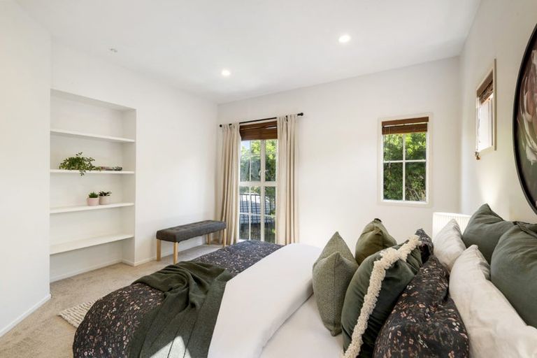 Photo of property in 1 Scarlet Oak Drive, Schnapper Rock, Auckland, 0632