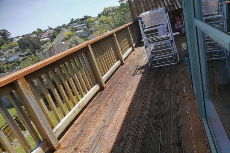 Photo of property in 24 Worthington Place, West Harbour, Auckland, 0618