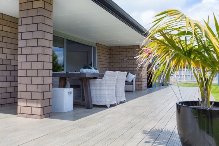 Photo of property in 11 Settlers Close, Whalers Gate, New Plymouth, 4310