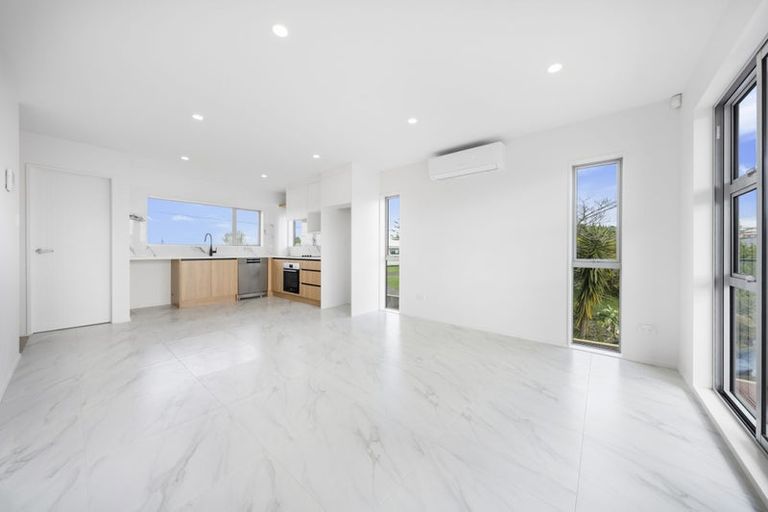 Photo of property in 298a Sunset Road, Windsor Park, Auckland, 0632