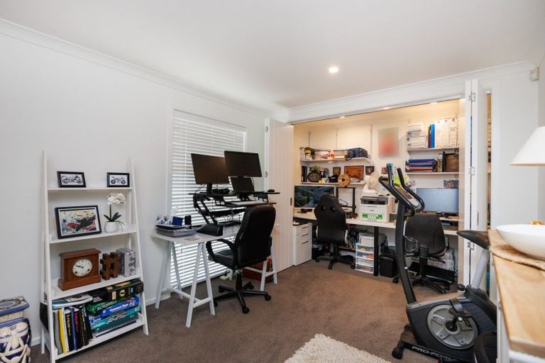 Photo of property in 25 Dogwood Way, Milson, Palmerston North, 4414