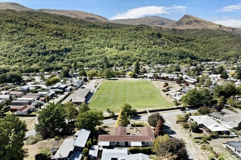 Photo of property in 16 Argyle Place, Arrowtown, 9302