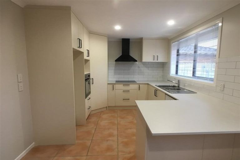 Photo of property in 10 Mt Lebanon Crescent, The Gardens, Auckland, 2105