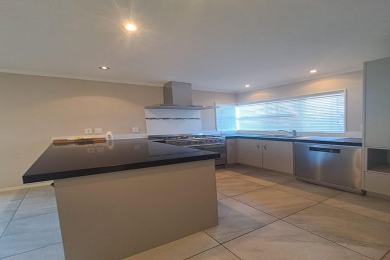 Photo of property in 11 Lorenzo Way, Flat Bush, Auckland, 2016