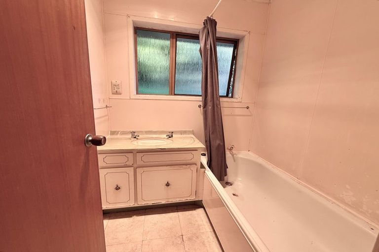 Photo of property in 1/404 Glenfield Road, Glenfield, Auckland, 0629