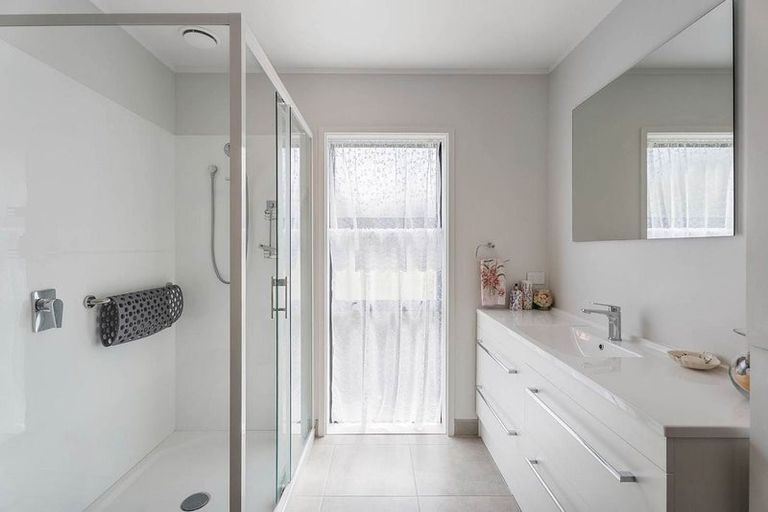 Photo of property in 5 Marina View Drive, West Harbour, Auckland, 0618