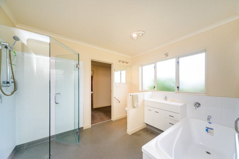Photo of property in 1 Silkwood Place, Fitzherbert, Palmerston North, 4410