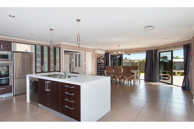 Photo of property in 4 Calderwood Close, Waiuku, 2123