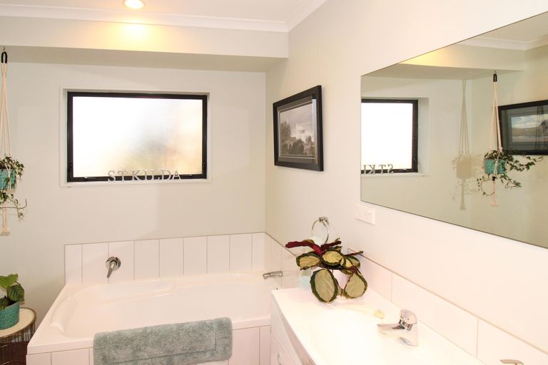 Photo of property in 10 Rexwood Estate, Carterton, 5713