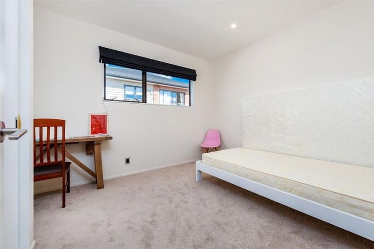Photo of property in 21 Midhurst Avenue, Henderson, Auckland, 0612