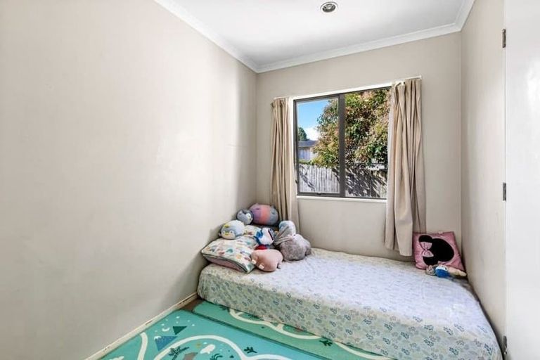 Photo of property in 71 Kemp Road, Massey, Auckland, 0614