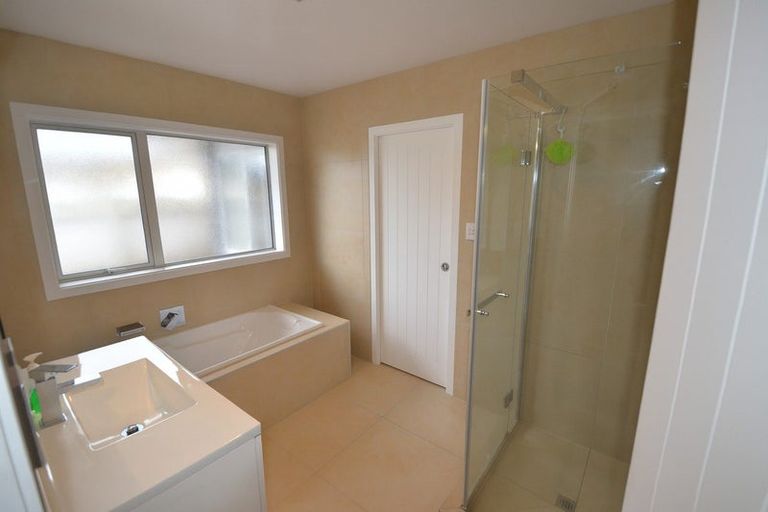 Photo of property in 28 Cooladerry Place, Rosehill, Papakura, 2113