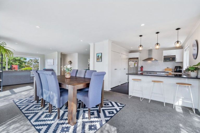 Photo of property in 25 Waitemata Drive, One Tree Point, 0118