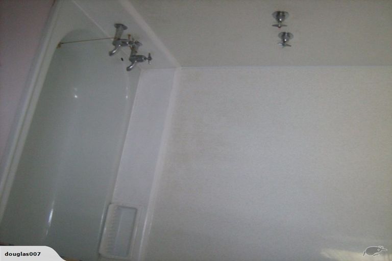 Photo of property in 8a Longcroft Terrace, Newlands, Wellington, 6037