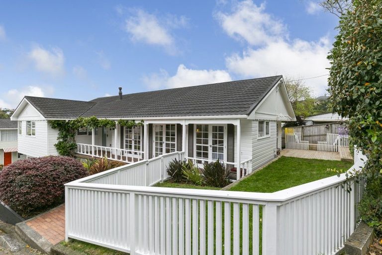 Photo of property in 22 Lucknow Terrace, Khandallah, Wellington, 6035