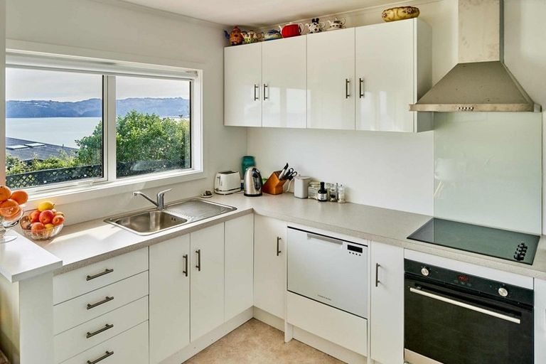 Photo of property in 8a Nikau Road, Point Howard, Lower Hutt, 5013