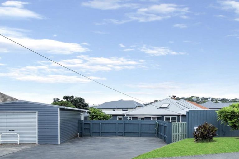 Photo of property in 5 Kinghorne Street, Strathmore Park, Wellington, 6022