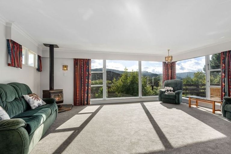 Photo of property in 15 Ecclesfield Grove, Silverstream, Upper Hutt, 5019