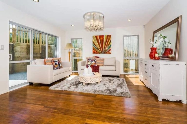 Photo of property in 8 Namsan Close, Fairview Heights, Auckland, 0632