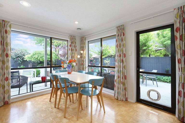 Photo of property in 28 Harkness Place, Avonhead, Christchurch, 8042
