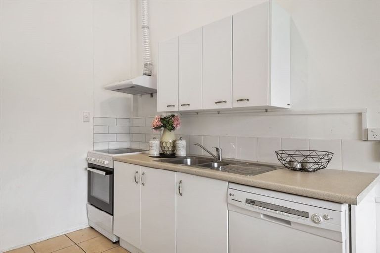 Photo of property in 1/4 Braund Place, Glenfield, Auckland, 0629