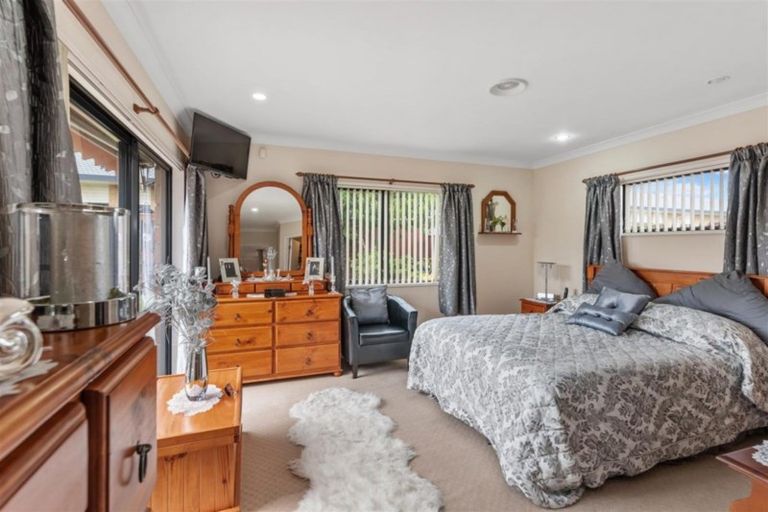 Photo of property in 6 Barry Curtis Place, Levin, 5510