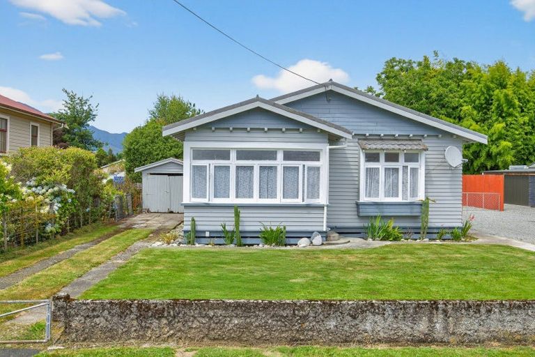 Photo of property in 12 Hampden Street, Murchison, 7007