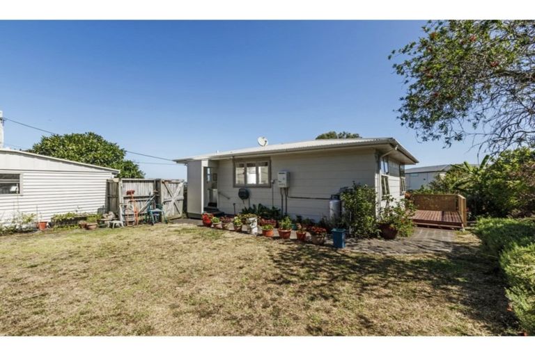 Photo of property in 1/412 East Coast Road, Sunnynook, Auckland, 0630