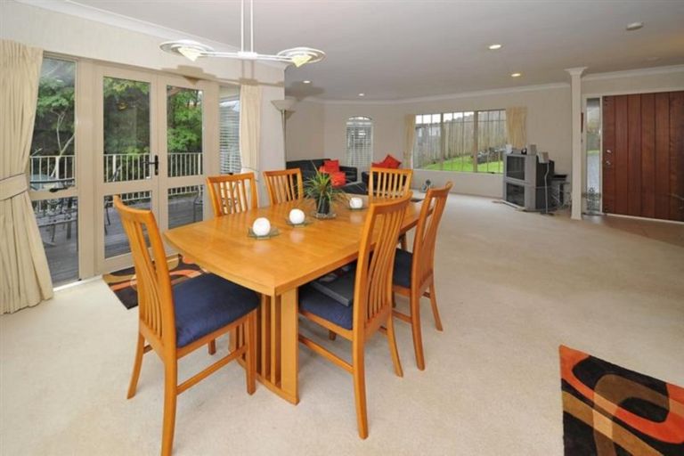 Photo of property in 2/49 Ribbonwood Crescent, Goodwood Heights, Auckland, 2105