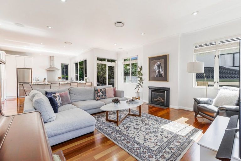 Photo of property in 30 Hogarth Rise, West Harbour, Auckland, 0618