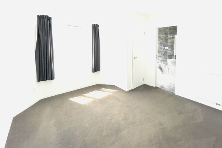Photo of property in 10 Arataki Way, Glen Eden, Auckland, 0602