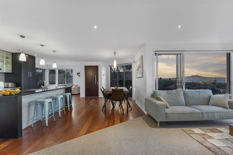 Photo of property in 29a Peter Terrace, Castor Bay, Auckland, 0620