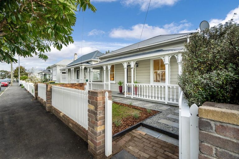 Photo of property in 17 Anne Street, Devonport, Auckland, 0624