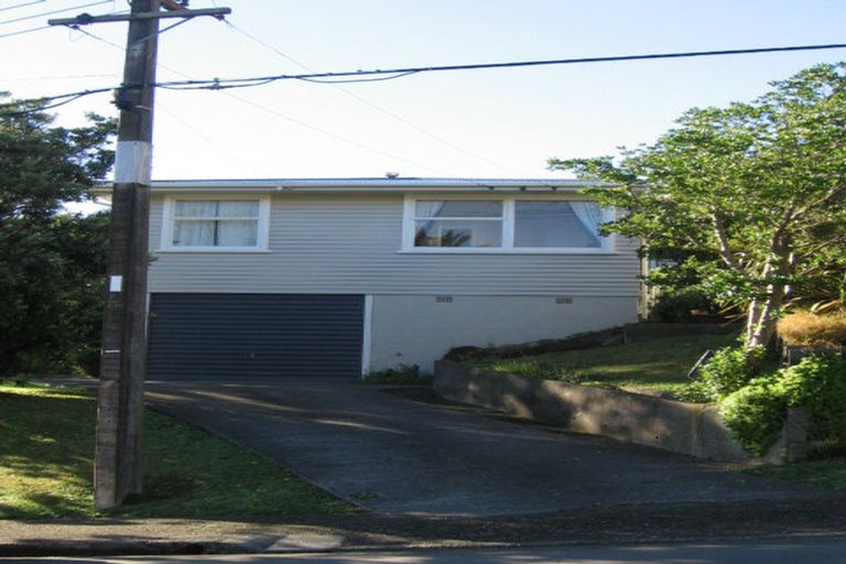 Photo of property in 82 Catherine Crescent, Paparangi, Wellington, 6037