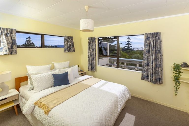 Photo of property in 36 Field Way, Waikanae Beach, Waikanae, 5036
