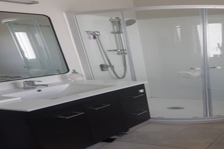 Photo of property in 1/32 Shanaway Rise, Hillcrest, Auckland, 0627