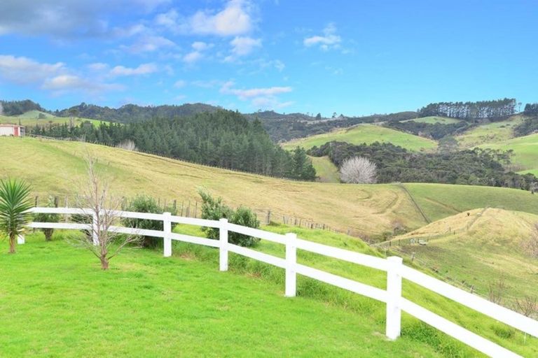 Photo of property in 118 Upper Orewa Road, Wainui, Silverdale, 0992